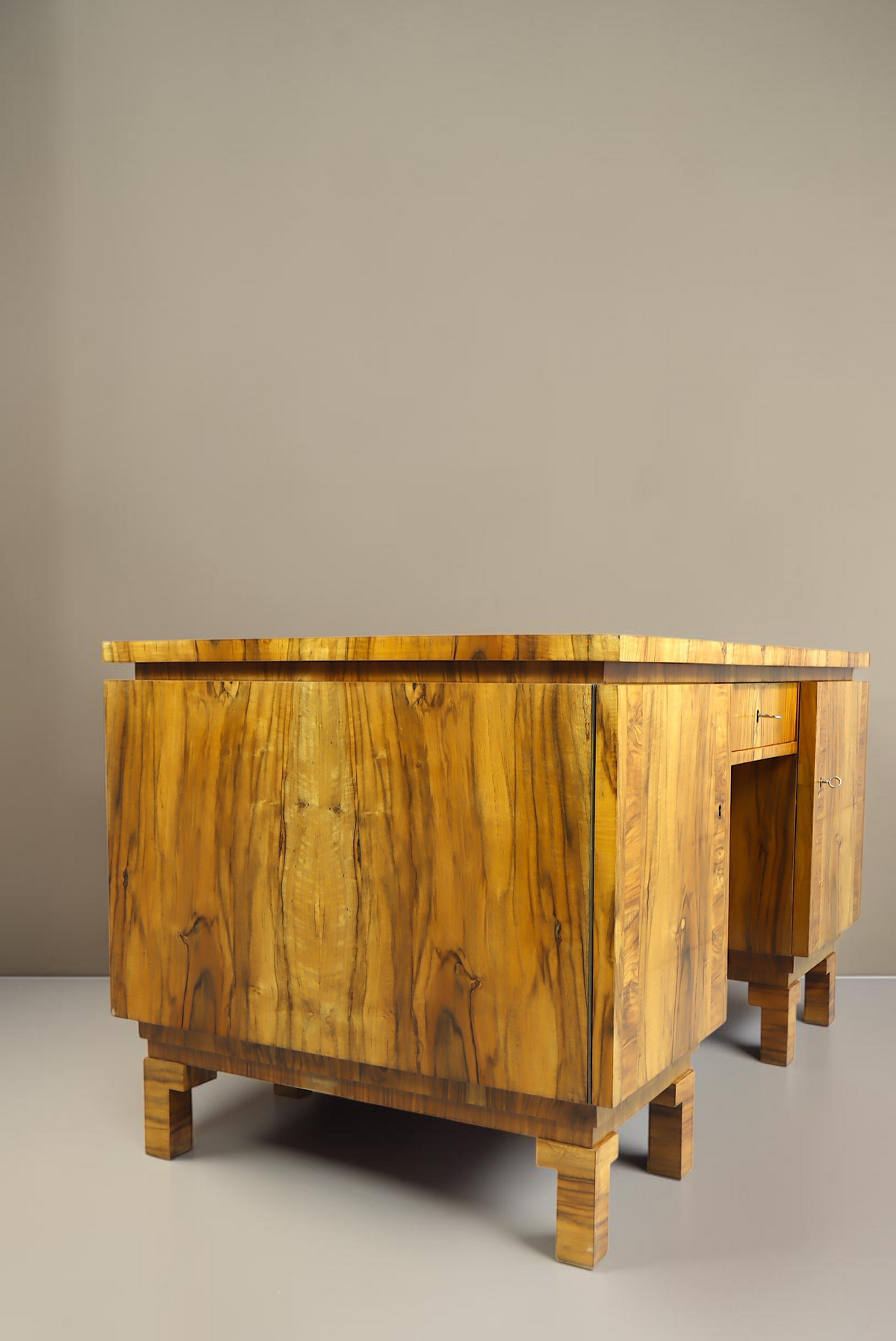 Vintage Space Art Déco Schreibtisch aus Massivholz mit markanter Maserung und kubischem Design in 1930er Jahre Optik