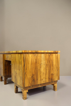 Vintage Space Art Déco Schreibtisch aus Massivholz mit markanter Maserung und kubischer Form in einer Seitenansicht