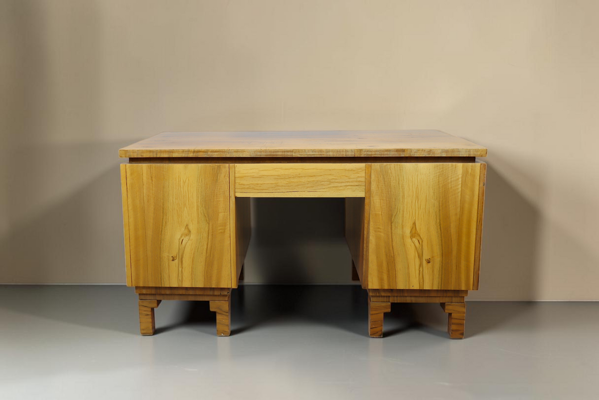 Vintage Space Art Déco Schreibtisch aus Massivholz mit lebendiger Maserung und symmetrischem Design im 1930er Stil