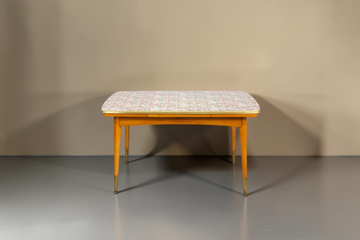 Vintage Space Mid Century Esstisch mit Mosaik-Tischplatte, konischen Holzbeinen und Messingdetails im Retro-Design