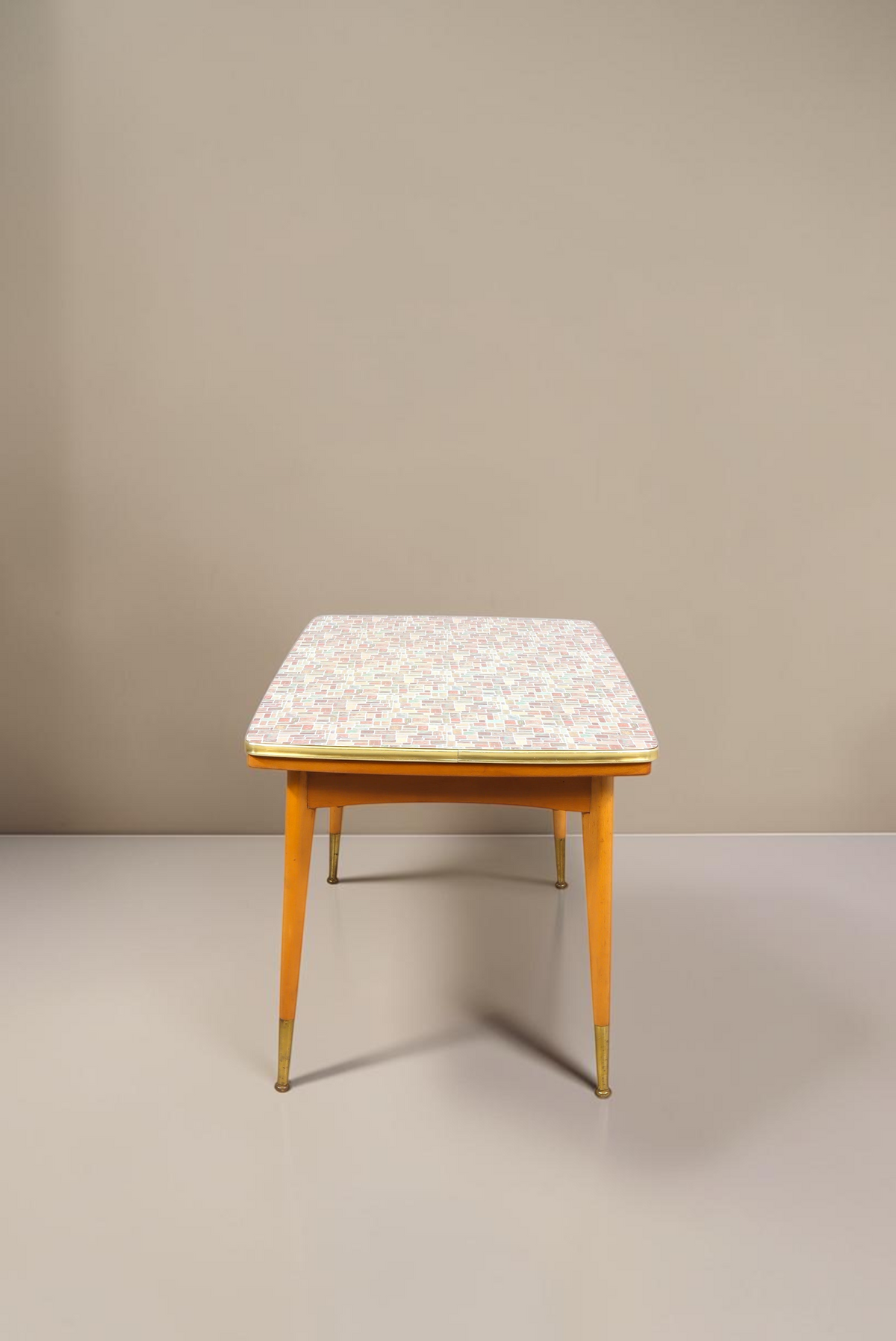 Vintage Space Mid Century Esstisch aus den 50er Jahren mit dekorativer Tischplatte, konischen Beinen und Messingfüßen