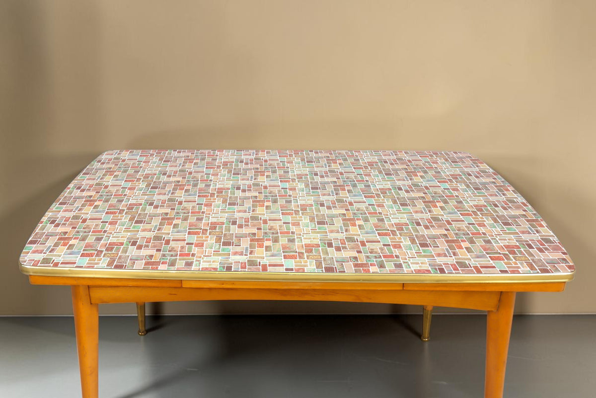 Vintage Space Mid Century Esstisch mit Mosaik-Tischplatte, konischen Holzbeinen und Messingkante im 50er Jahre Design