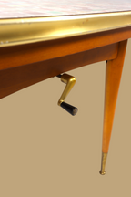 Vintage Space Mid Century Esstisch mit goldener Kurbel zur Höhenverstellung, konischen Holzbeinen und Messingfüßen