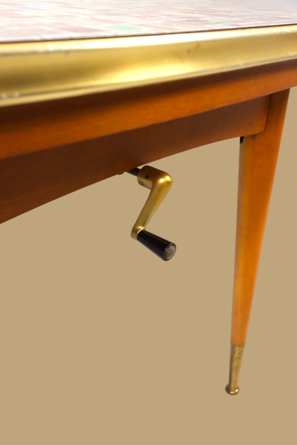 Vintage Space Mid Century Esstisch mit goldener Kurbel zur Höhenverstellung, konischen Holzbeinen und Messingfüßen