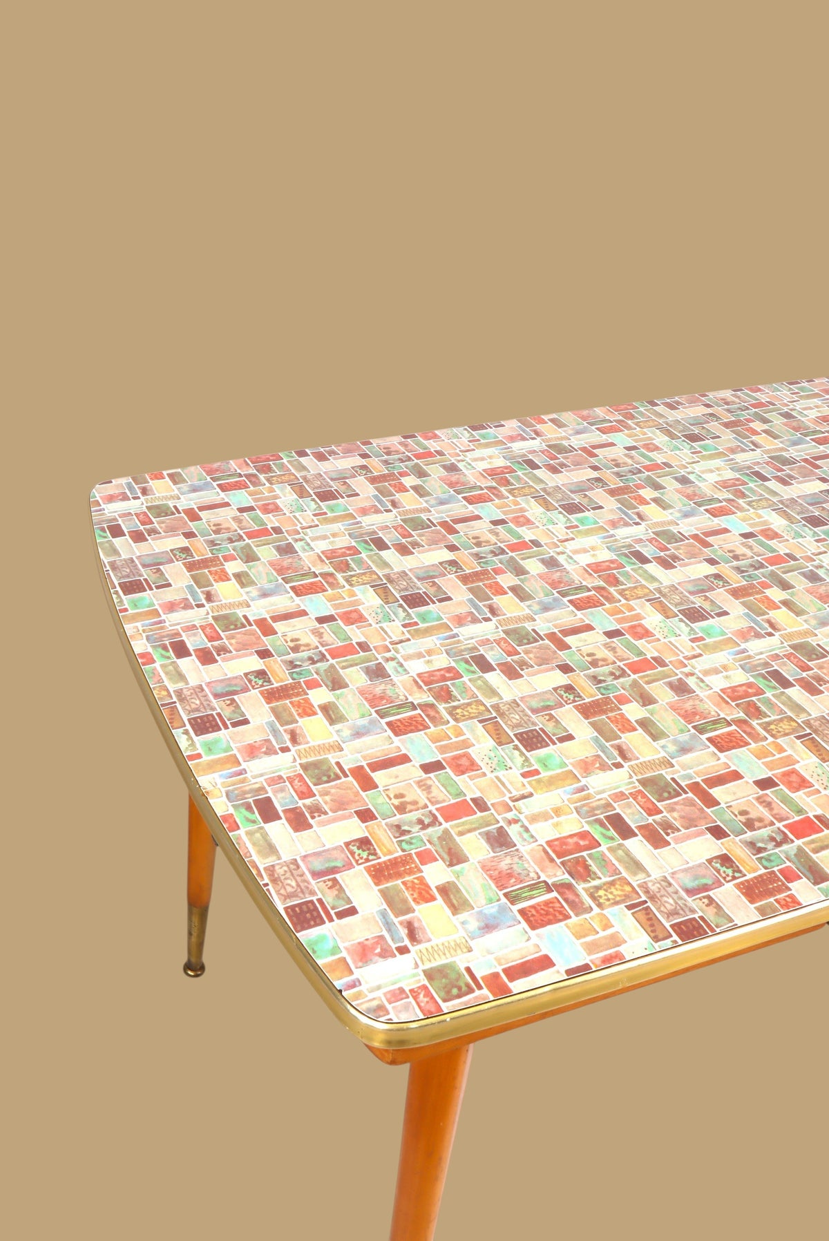 Vintage Space Mid Century Esstisch mit Mosaik-Tischplatte, konischen Holzbeinen und Messingkante im Retro-Design