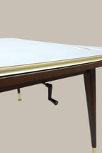Vintage Space Mid Century Esstisch aus Holz mit Kurbel zur Höhenverstellung und eleganten Messingdetails an den Beinen