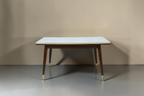 Vintage Space Mid Century Esstisch aus Holz mit konischen Beinen, Messingdetails und heller Tischplatte