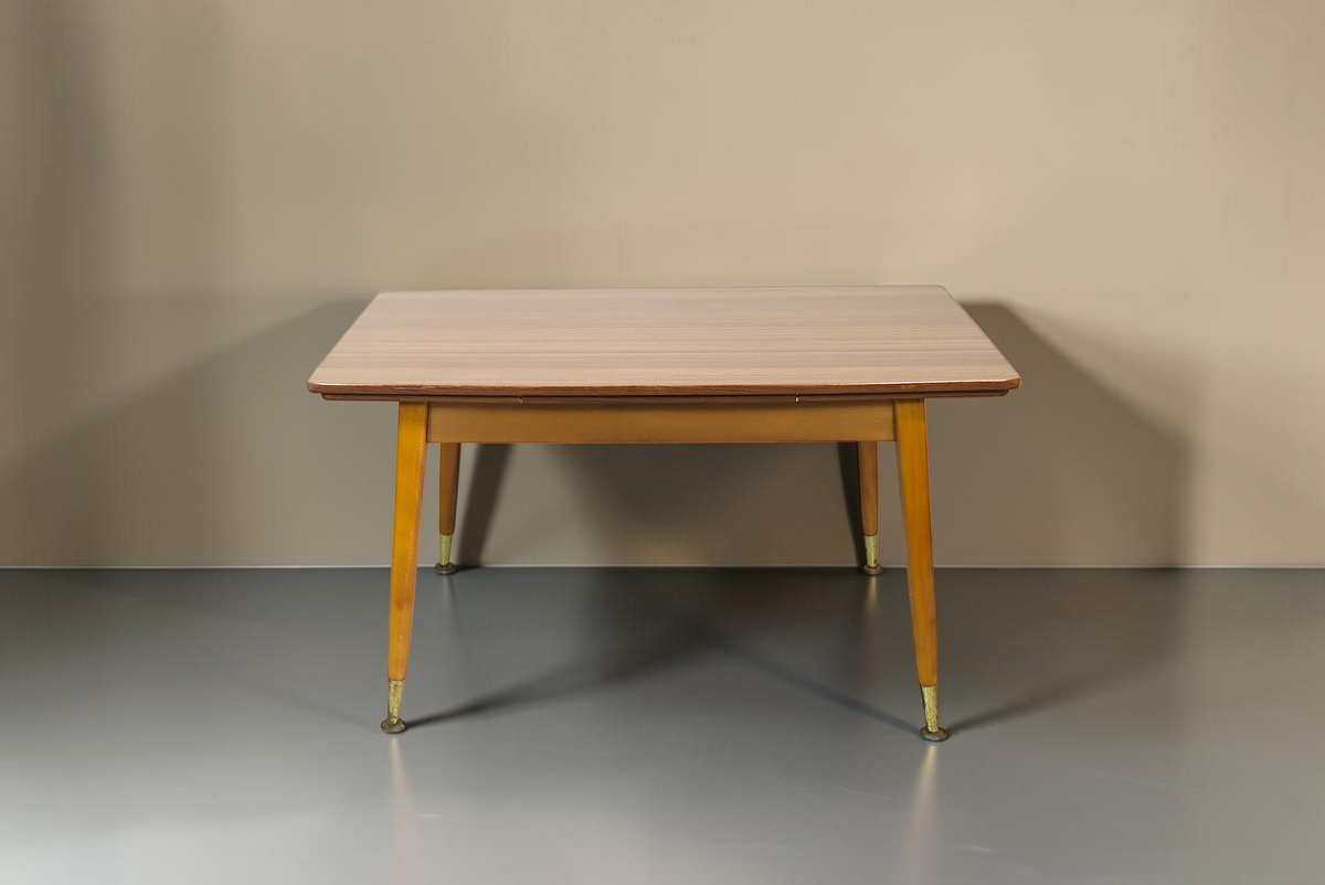 Vintage Space Mid Century Esstisch aus Holz mit konischen Beinen und Messingdetails im 60er Jahre Retro-Stil