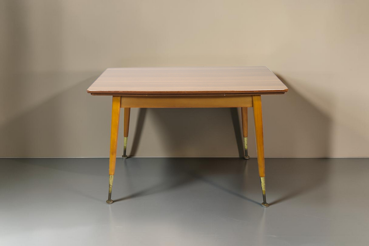 Vintage Space Mid Century Esstisch aus Holz mit konischen Beinen und Messingdetails im 60er Jahre Retro Design
