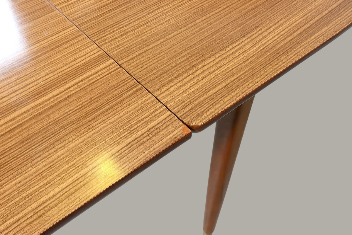 Vintage Space Mid Century Esstisch aus Holz mit konischen Beinen und sichtbarer Maserung im 60er Jahre Retro Design