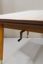 Vintage Space Mid Century Esstisch aus Holz mit Kurbelmechanismus und konischen Beinen mit Messingdetails