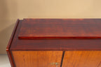 Vintage Space Mid Century Sideboard aus Holz mit dunkler Oberfläche und eleganten Messingbeschlägen