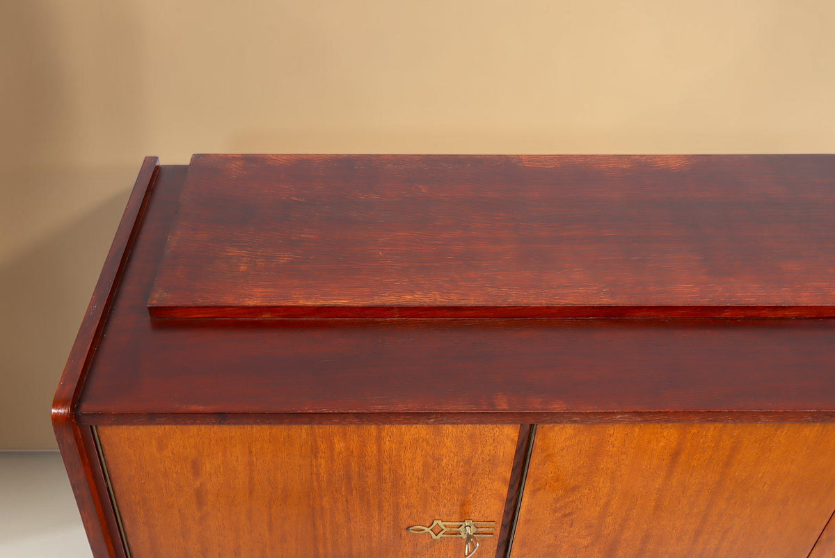 Vintage Space Mid Century Sideboard aus Holz mit dunkler Oberfläche und eleganten Messingbeschlägen