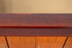 Vintage Space Mid Century Sideboard aus Holz mit glatter Oberfläche und eleganten Messingbeschlägen in Nahaufnahme