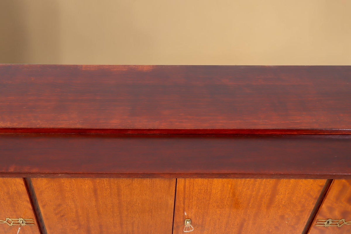 Vintage Space Mid Century Sideboard aus Holz mit glatter Oberfläche und eleganten Messingbeschlägen in Nahaufnahme