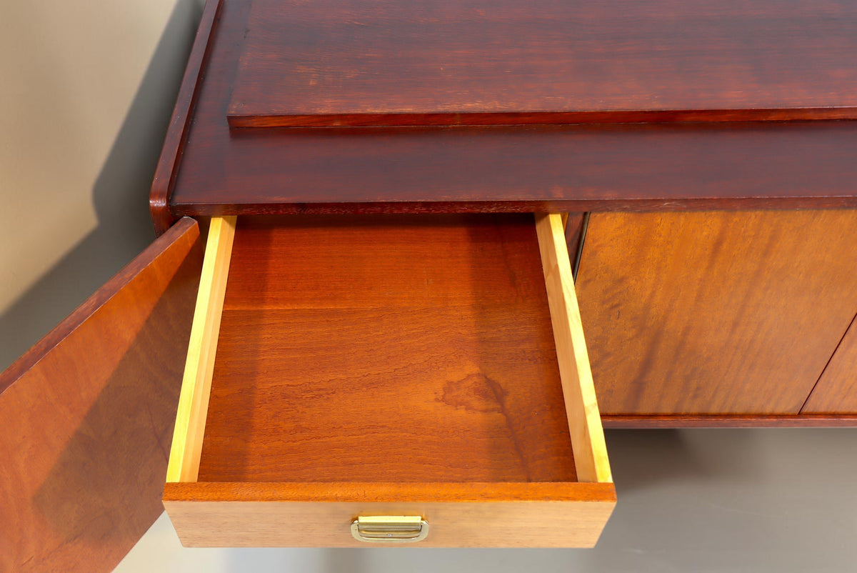 Vintage Space Mid Century Sideboard aus Holz mit offener Schublade und Messinggriff in klassischer Retro-Optik