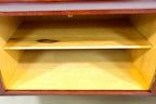 Vintage Space Mid Century Sideboard Innenansicht mit hellem Holzregal und dunklem Holzrahmen