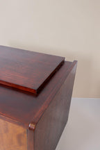 Vintage Space Mid Century Sideboard aus dunklem Holz mit detaillierter Maserung und abgerundeter Kante