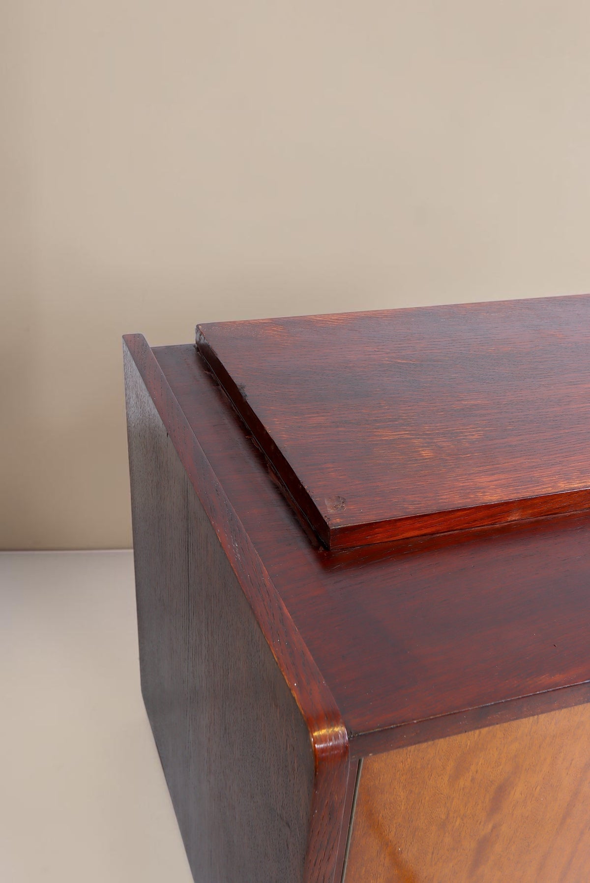 Vintage Space Mid Century Sideboard aus dunklem Holz mit abgerundeten Kanten und hochwertiger Maserung
