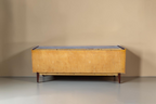 Vintage Space Mid Century Sideboard aus hellem Holz mit konischen Beinen, Rückansicht des Retro Möbelstücks