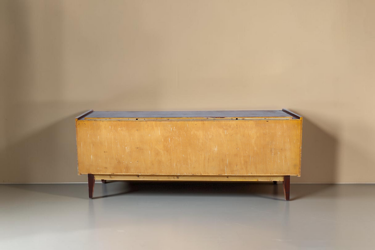 Vintage Space Mid Century Sideboard aus hellem Holz mit konischen Beinen, Rückansicht des Retro Möbelstücks