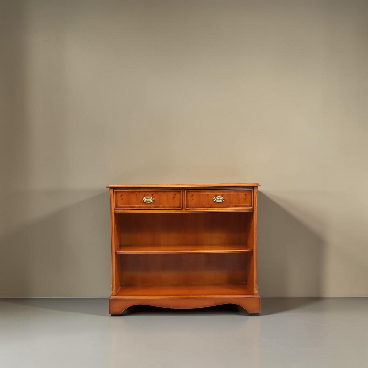 Vintage Space Heldense Bücherregal aus Eibenholz im englischen Stil mit zwei Schubladen und Messinggriffen
