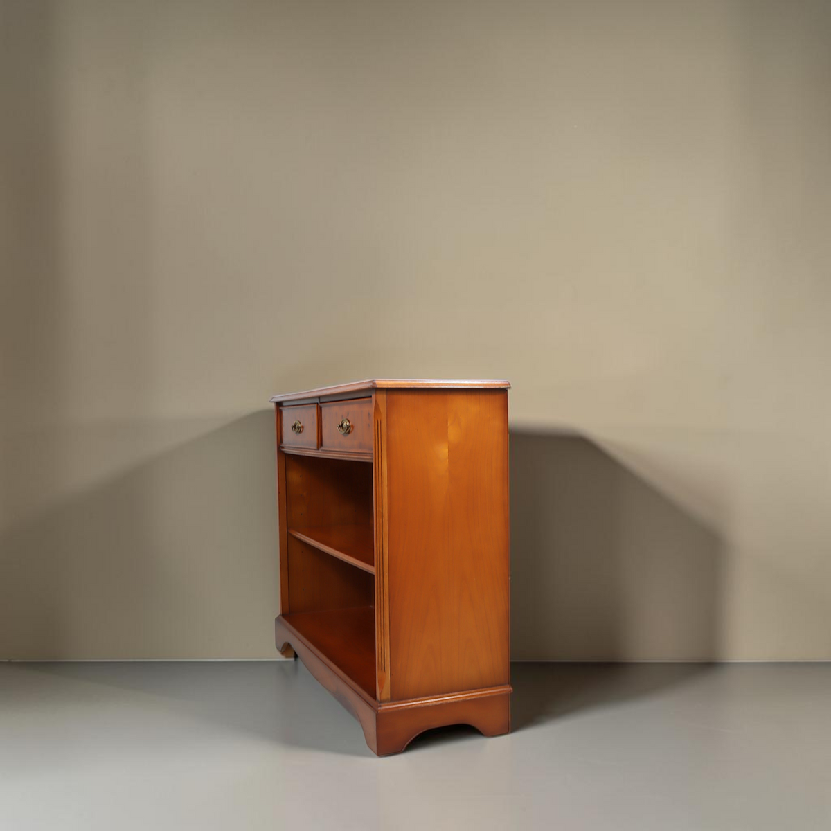 Vintage Space Heldense Bücherregal aus Eibenholz im englischen Stil mit zwei Schubladen und Messinggriffen
