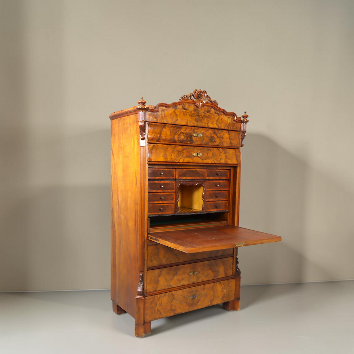 Vintage Space Louis Philippe Sekretär aus Nussbaumholz mit aufklappbarer Schreibfläche und verzierten Schubladen