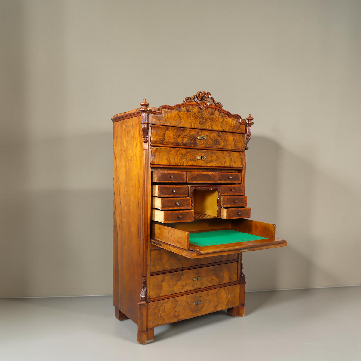 Vintage Space Louis Philippe Sekretär aus Nussbaum mit aufklappbarer Schreibfläche und detaillierter Maserung