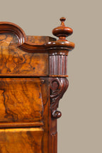 Vintage Space Louis Philippe Sekretär aus Nussbaum mit detaillierten Holzschnitzereien und markanter Maserung