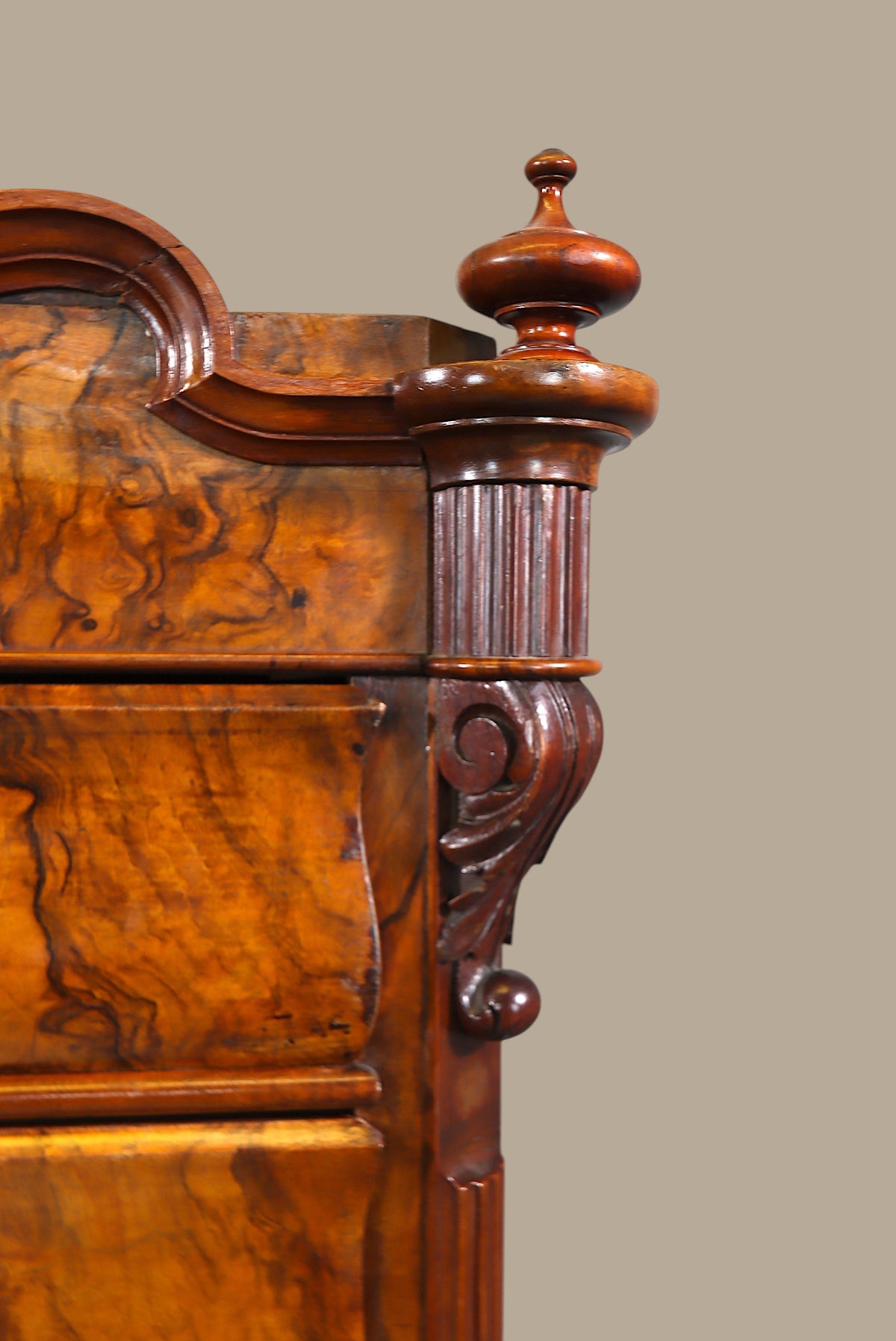 Vintage Space Louis Philippe Sekretär aus Nussbaum mit detaillierten Holzschnitzereien und markanter Maserung