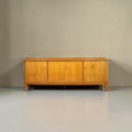 Vintage Space Mid Century Sideboard aus hellem Massivholz mit vier Türen und eleganten ausgestellten Beinen