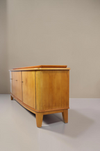Vintage Space Mid Century Sideboard aus hellem Holz mit eleganten Türen und ausgestellten Beinen im Retro-Design