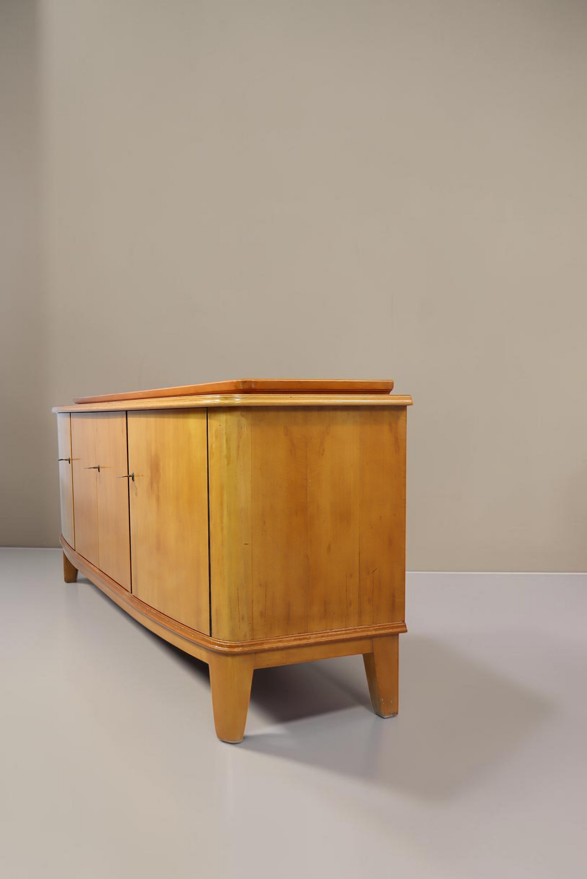 Vintage Space Mid Century Sideboard aus hellem Holz mit eleganten Türen und ausgestellten Beinen im Retro-Design