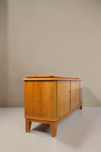 Vintage Space Mid Century Sideboard aus massivem Holz mit schlanken Beinen und Türen in einem hellen Braunton