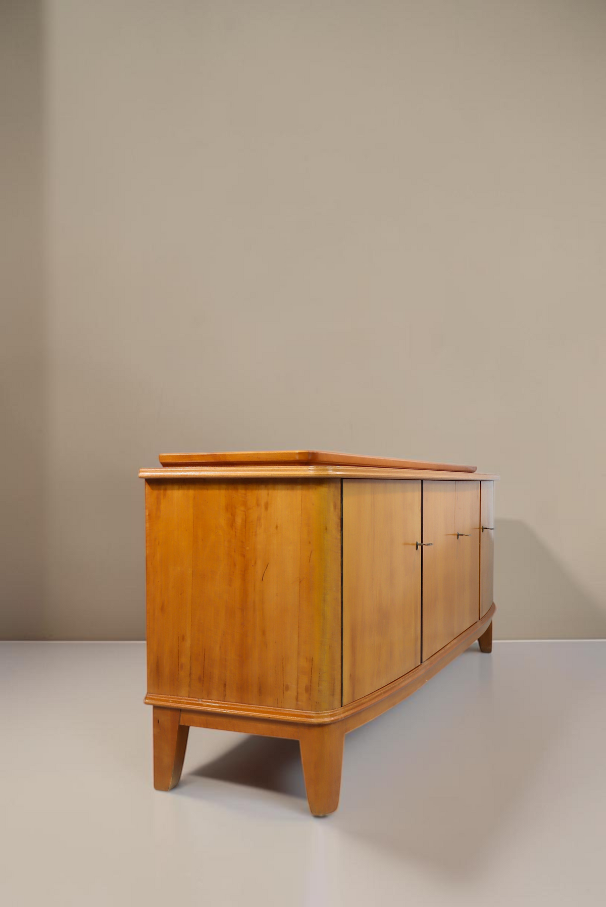 Vintage Space Mid Century Sideboard aus massivem Holz mit schlanken Beinen und Türen in einem hellen Braunton