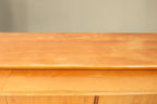 Vintage Space Mid Century Sideboard aus massivem Holz mit natürlicher Maserung in Nahaufnahme
