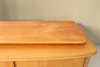 Vintage Space Mid Century Sideboard aus massivem Holz mit abgerundeten Kanten und eleganter Maserung