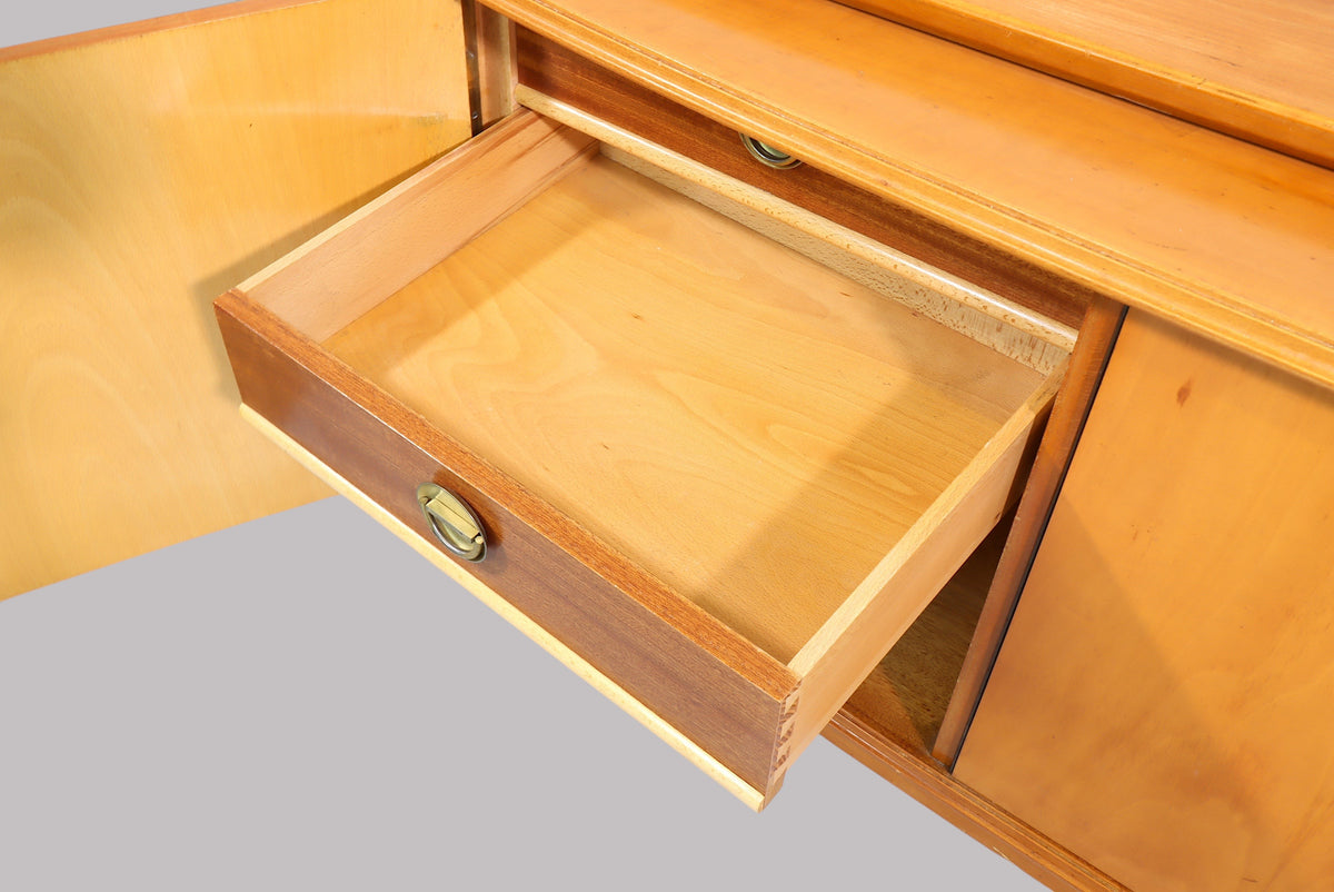 Vintage Space Mid Century Sideboard aus Holz mit offener Schublade und klassischem Messinggriff