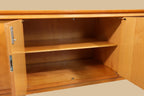 Vintage Space Mid Century Sideboard aus Holz mit geöffneten Türen und Einlegeboden im Innenraum