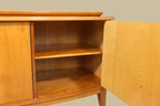 Vintage Space Mid Century Sideboard aus hellem Holz mit geöffneter Tür und Einlegeboden im Innenraum