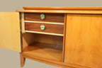 Vintage Space Mid Century Sideboard aus Holz mit offener Tür, sichtbaren Schubladen und eleganten Messinggriffen