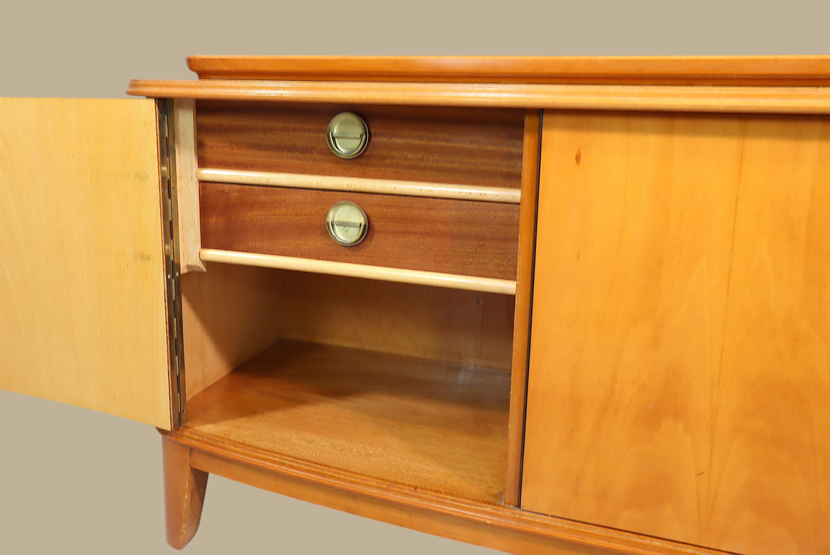 Vintage Space Mid Century Sideboard aus Holz mit offener Tür, sichtbaren Schubladen und eleganten Messinggriffen