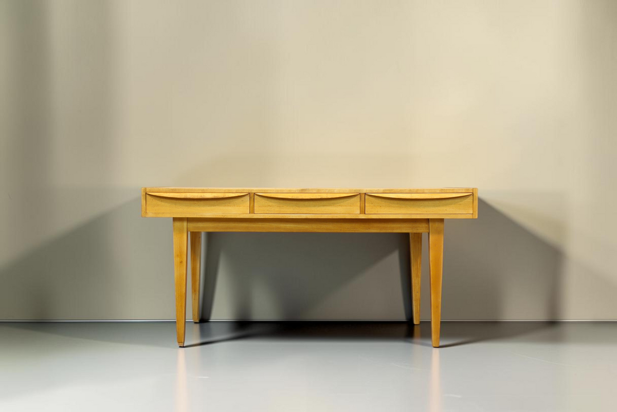 Vintage Space Hellerau Schreibtisch Typ 602 aus honigfarbener Eiche mit drei Schubladen und konischen Beinen