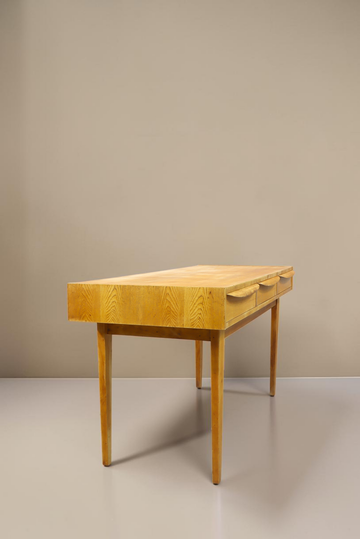 Vintage Space Hellerau Schreibtisch Typ 602 aus Eichenholz mit drei Schubladen im Mid Century Design