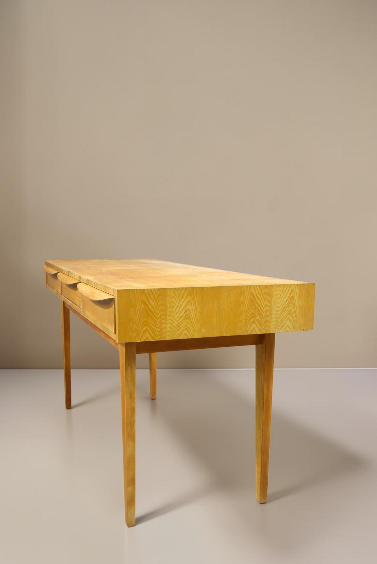 Vintage Space Hellerau Schreibtisch Typ 602 aus Eichenholz mit drei Schubladen und konischen Beinen im Mid Century Stil