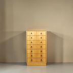 Vintage Space Mid Century Vertiko Kommode aus hellem Holz mit sieben Schubladen und schwarzen Metall-Ringgriffen
