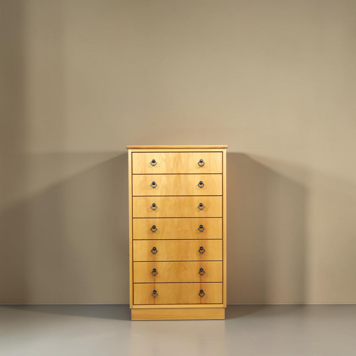 Vintage Space Mid Century Vertiko Kommode aus hellem Holz mit sieben Schubladen und schwarzen Metall-Ringgriffen