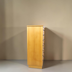 Vintage Space Mid Century Vertiko Kommode aus hellem Holz mit sieben Schubladen und schwarzen Metall-Ringgriffen