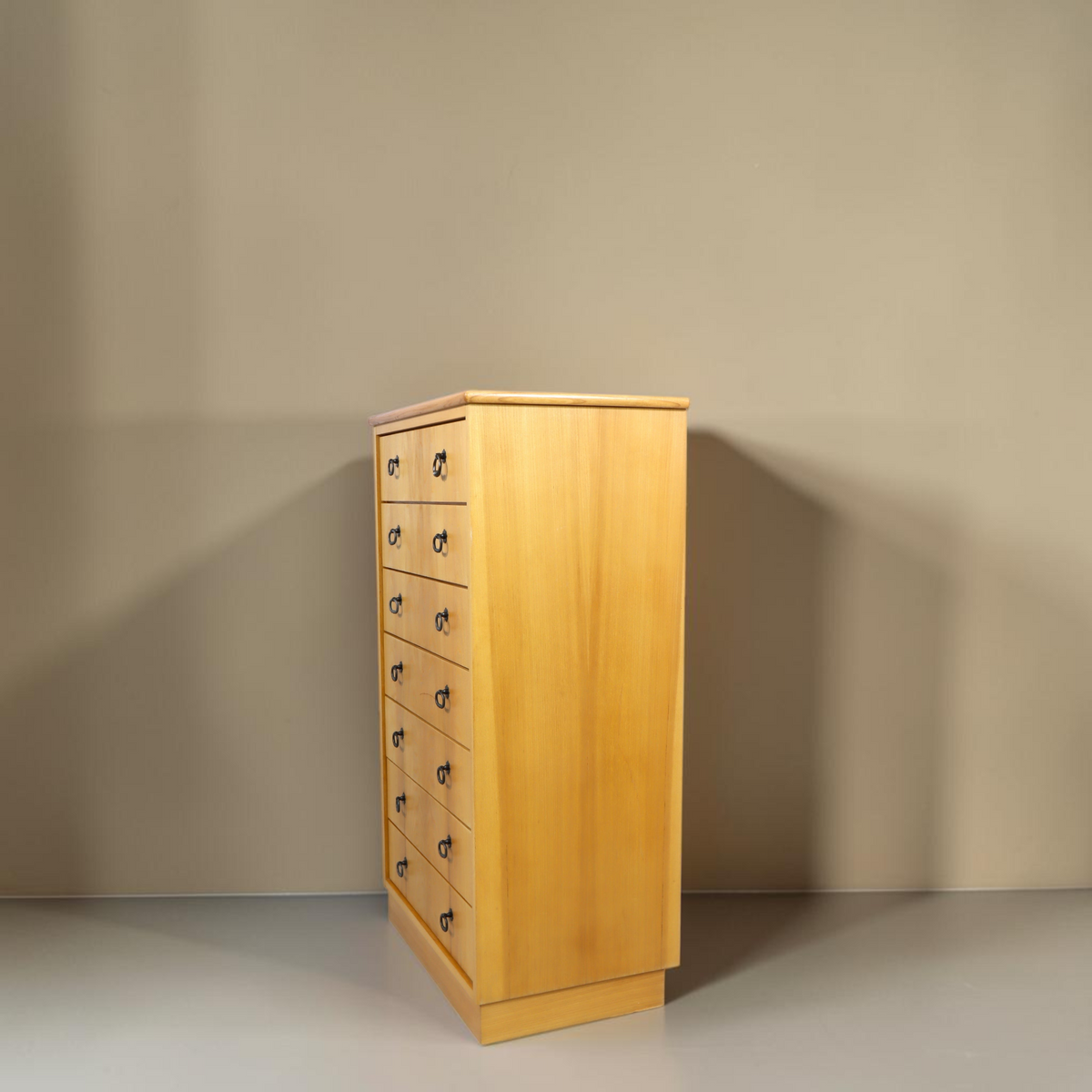 Vintage Space Mid Century Vertiko Kommode aus hellem Holz mit sieben Schubladen und schwarzen Ringgriffen
